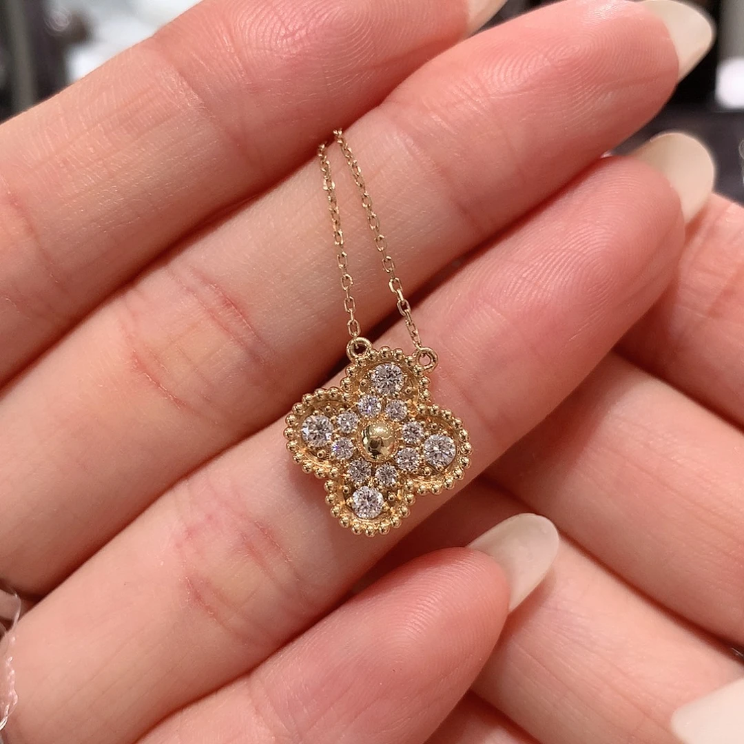 6***s18K金镶嵌颈饰合成钻石柜子