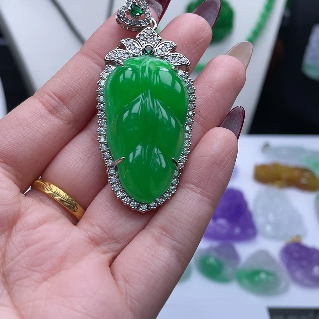 翡翠吊坠(赠链)未镶嵌