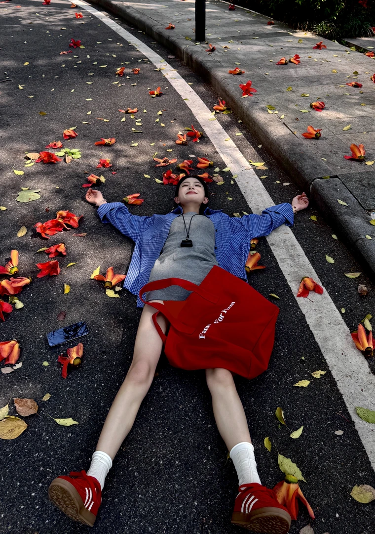 Scarlet Wong2025新款红色包帆布包大包有褪色更不能沾水淋湿等