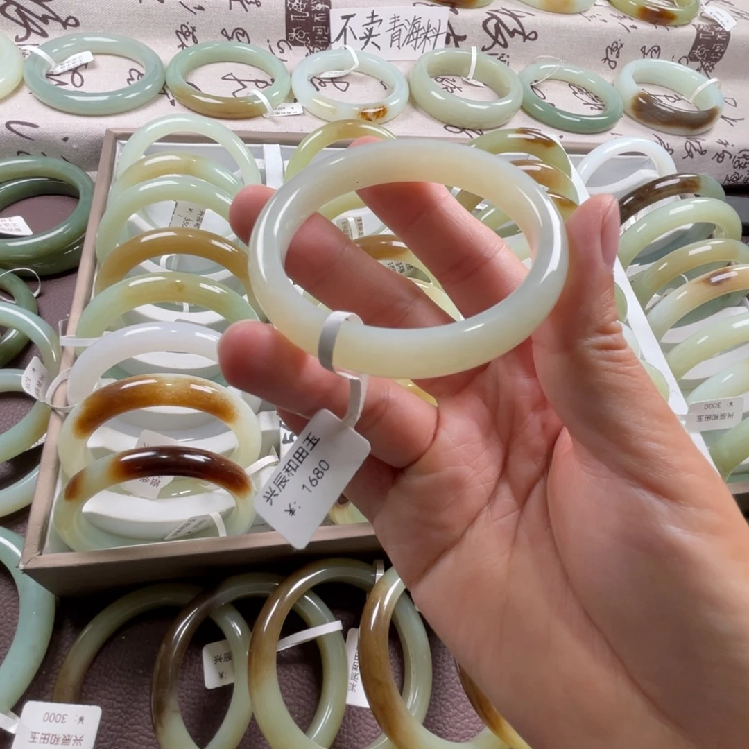 和田玉未镶嵌手镯