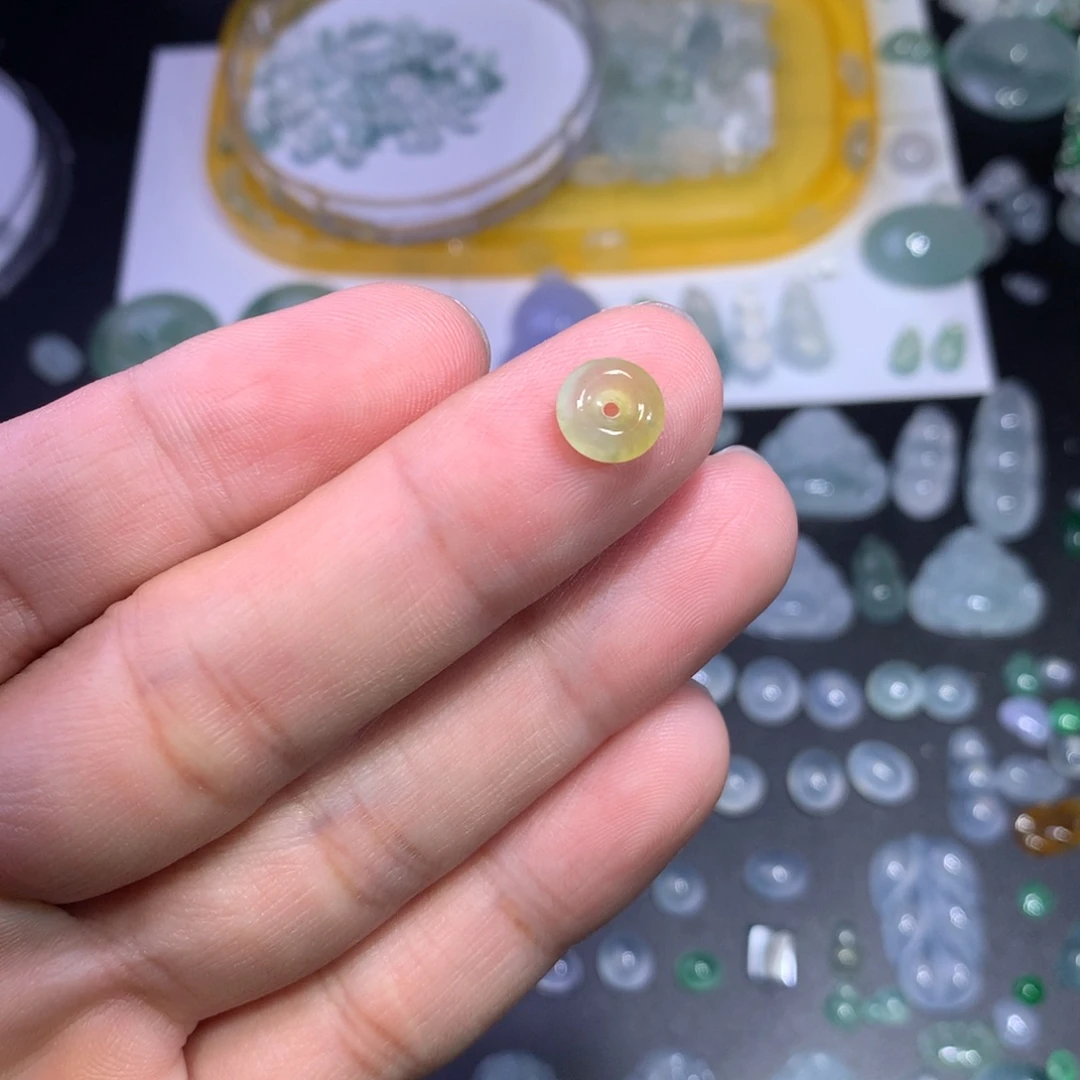 翡翠未镶嵌颈饰平安扣