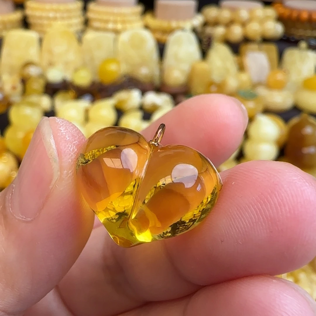 琥珀18K金镶嵌吊坠(不含链)天然俄料金珀爱心