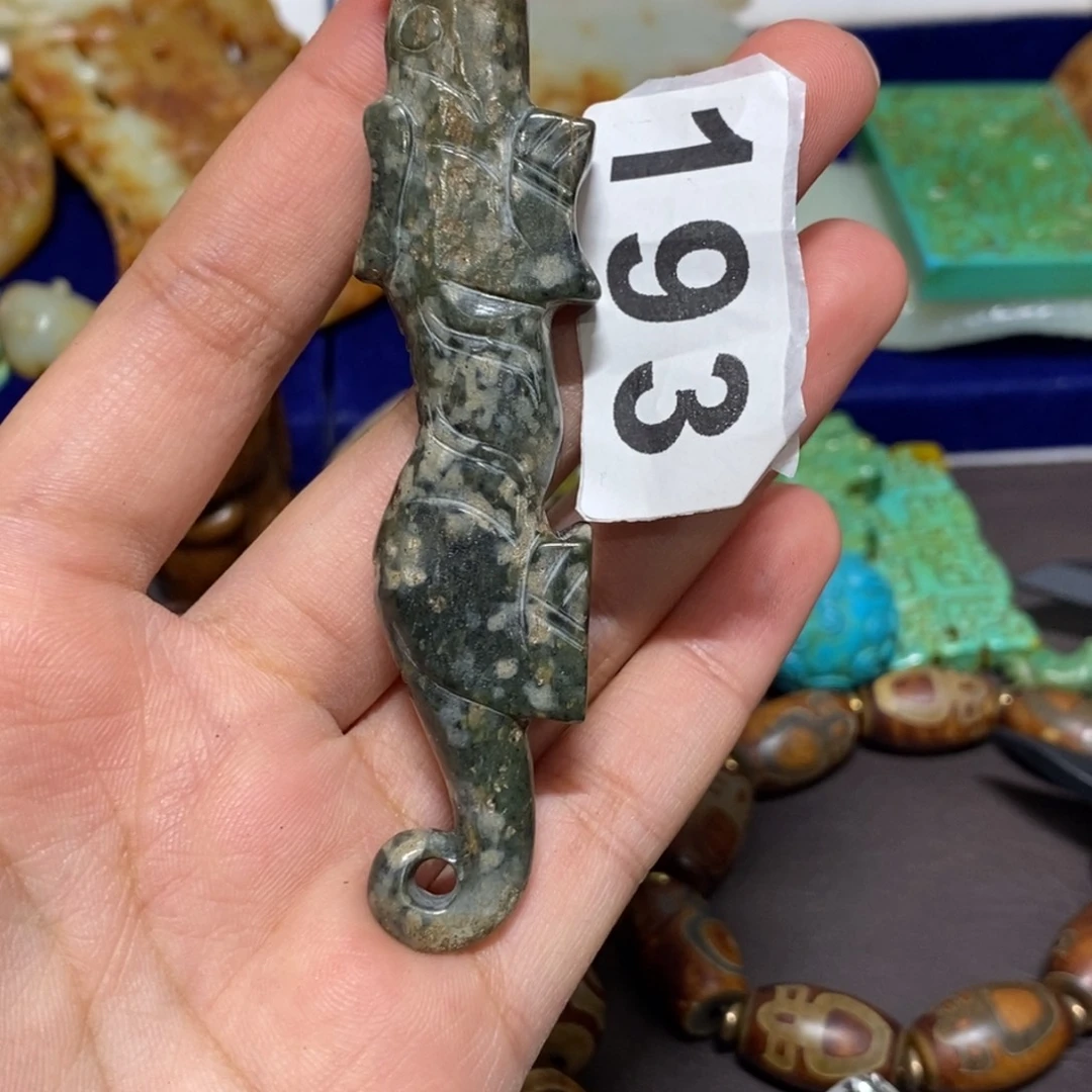 透闪石质玉未镶嵌颈饰