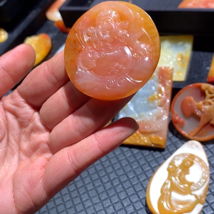 石英质玉（黄龙玉）未镶嵌颈饰