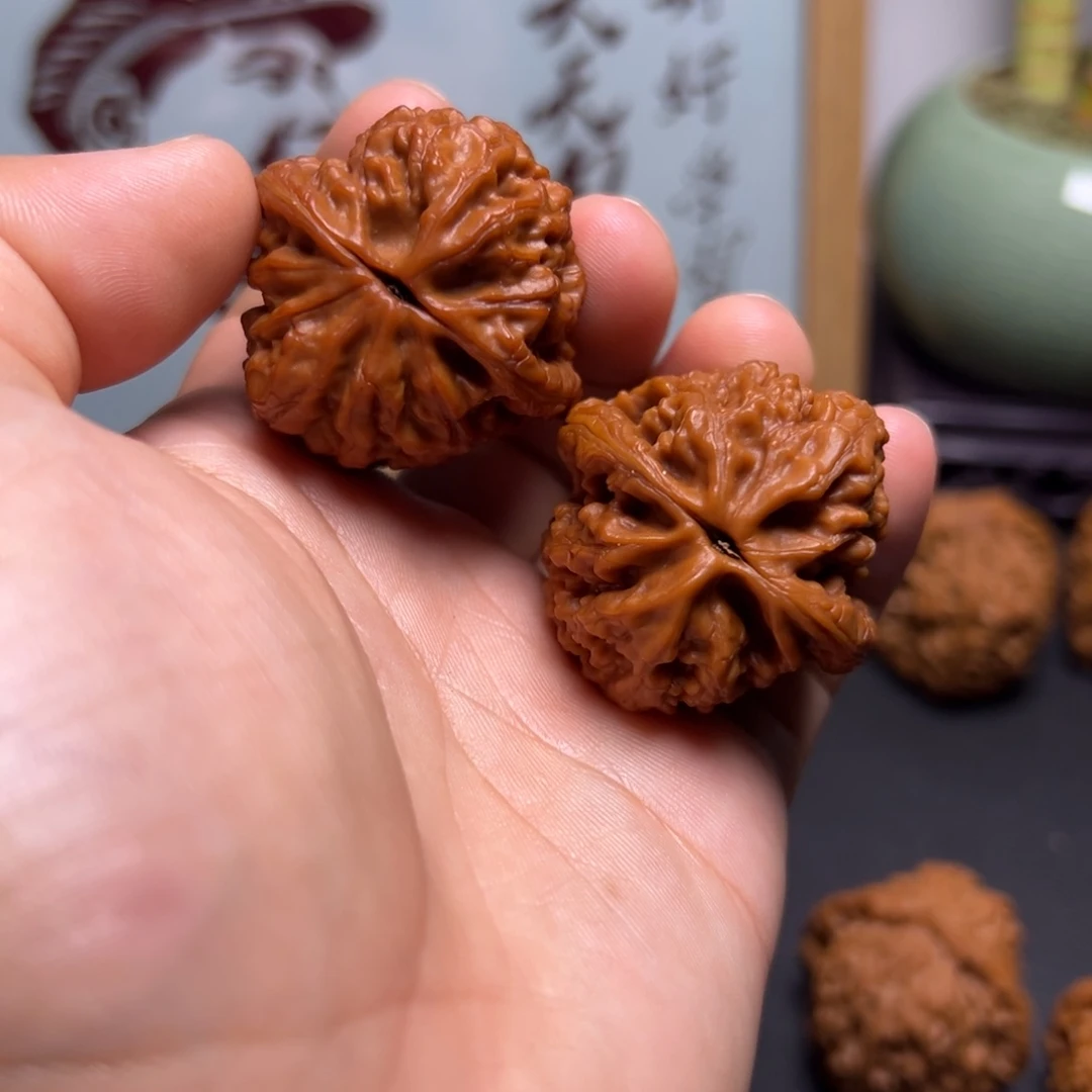 喵***狗核桃把件38大沽石，一只尖微修