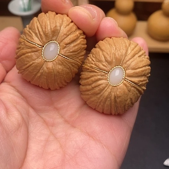 核桃38镶嵌猴头手把件