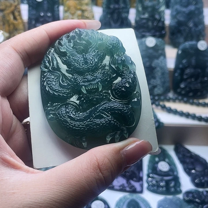 王***敌翡翠未镶嵌颈饰翡翠未镶嵌