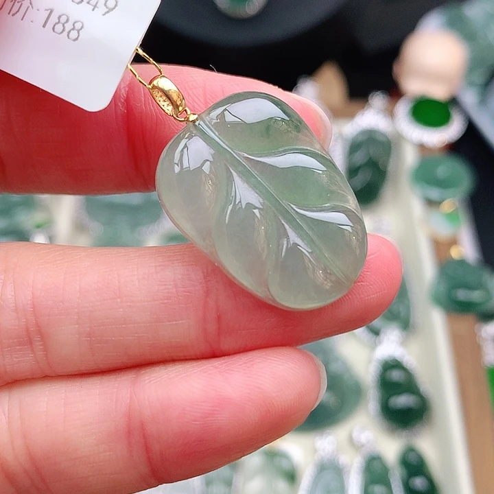 颈饰18K金镶嵌翡翠吊坠