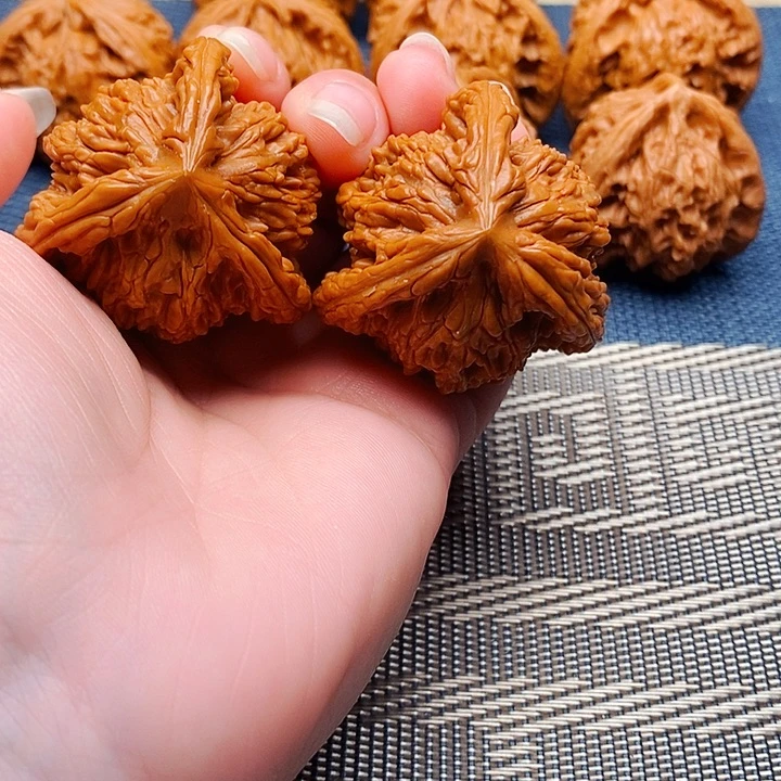 家***>文玩核桃吊坠三棱