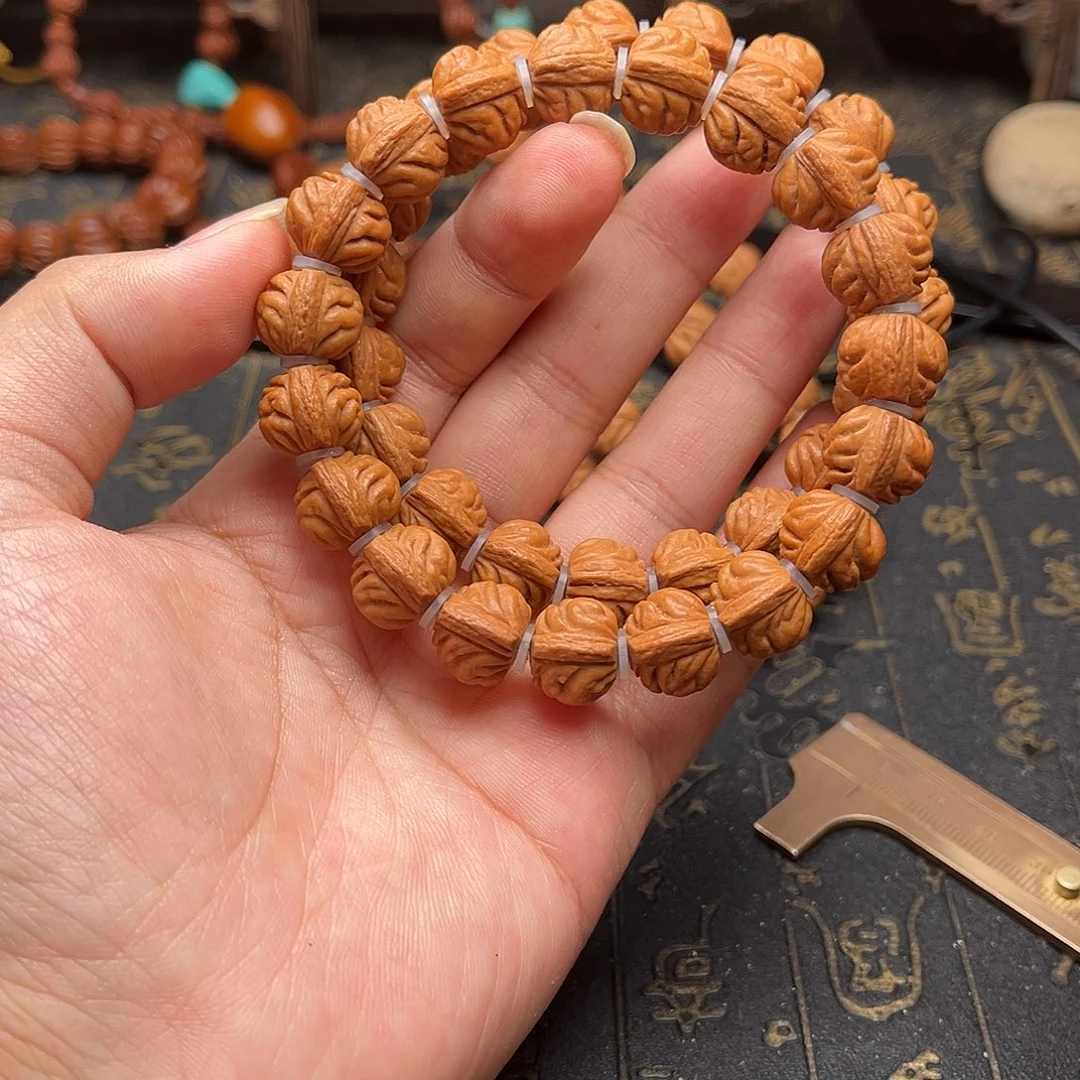 桃核吊坠赤金风雨手串