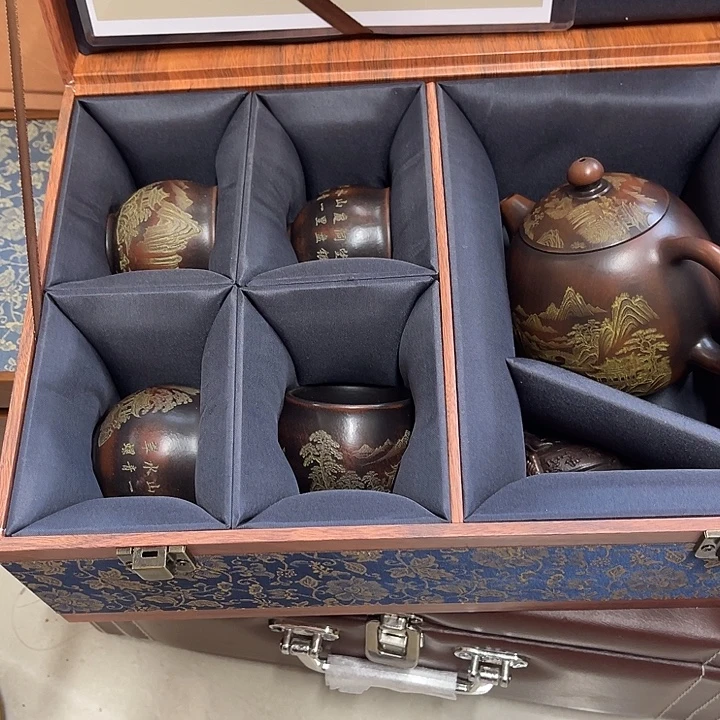 茶壶段泥原矿泥料手工制作的一把紫砂壶。