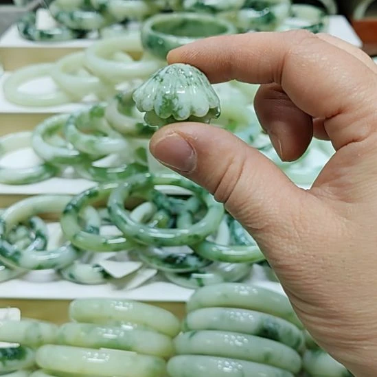 透闪石-蛇纹石玉未镶嵌颈饰