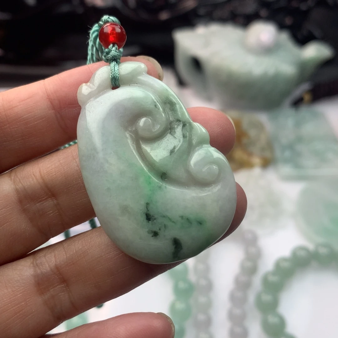 翡翠未镶嵌颈饰是