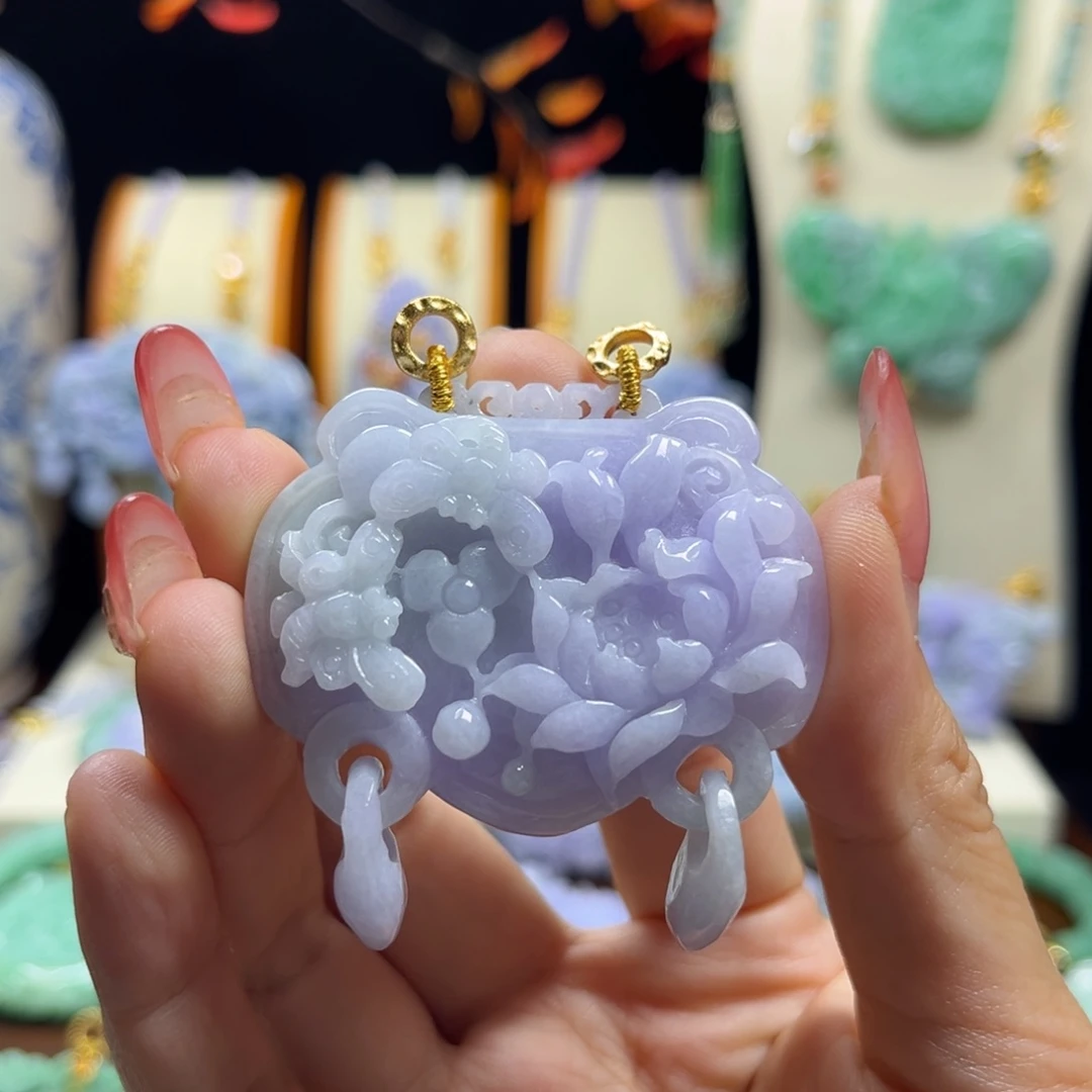 翡翠未镶嵌颈饰如意锁