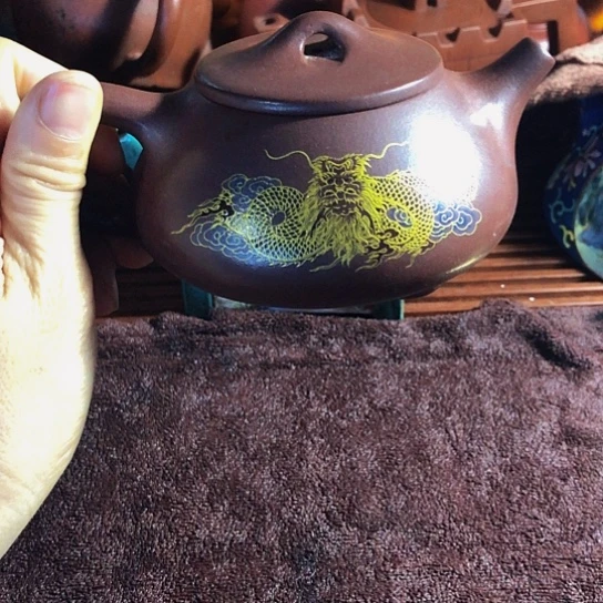 紫砂茶壶原矿泥料手工制作的紫砂壶。