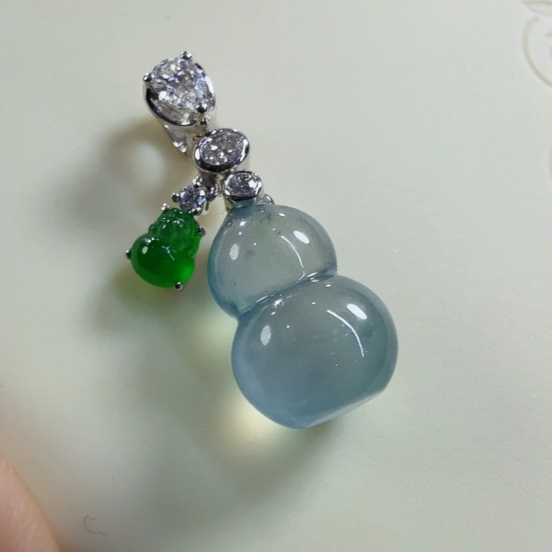 翡翠18K金镶嵌颈饰立体葫芦