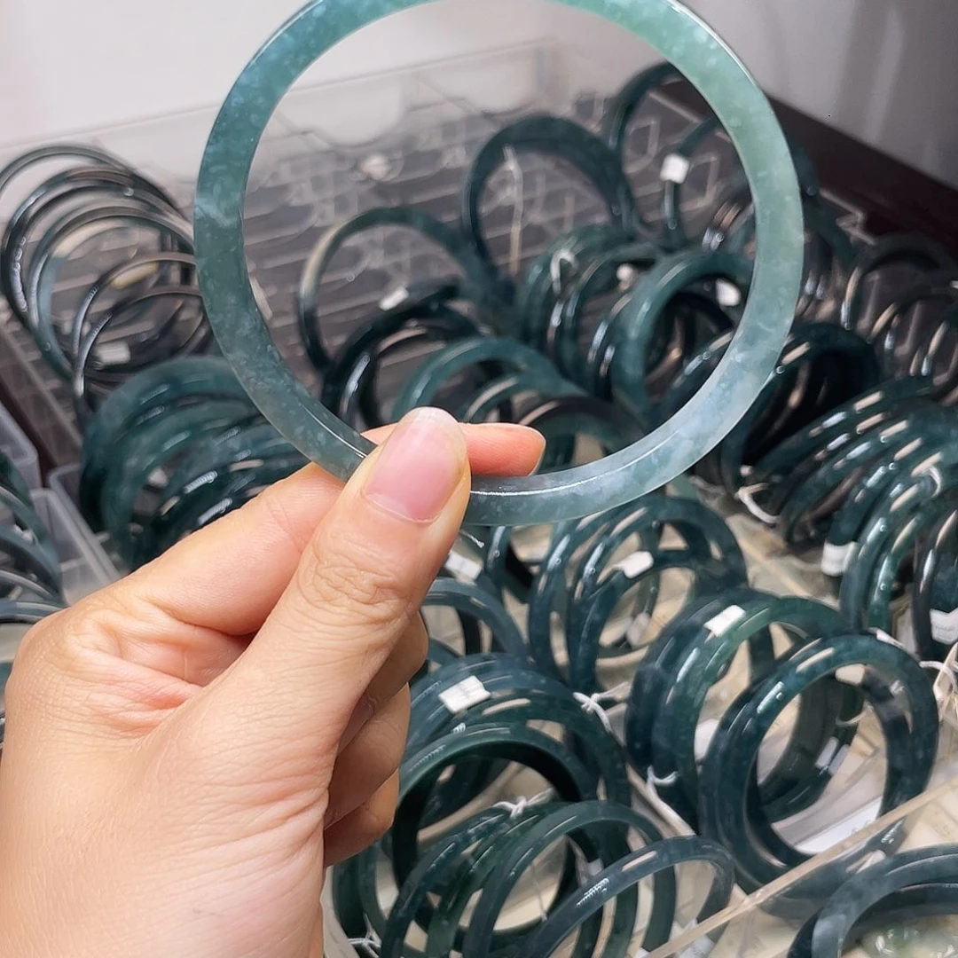 翡翠手镯未镶嵌翡翠手镯