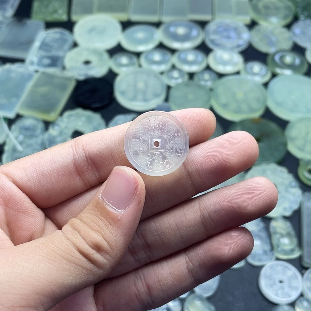 岫玉未镶嵌颈饰山鬼