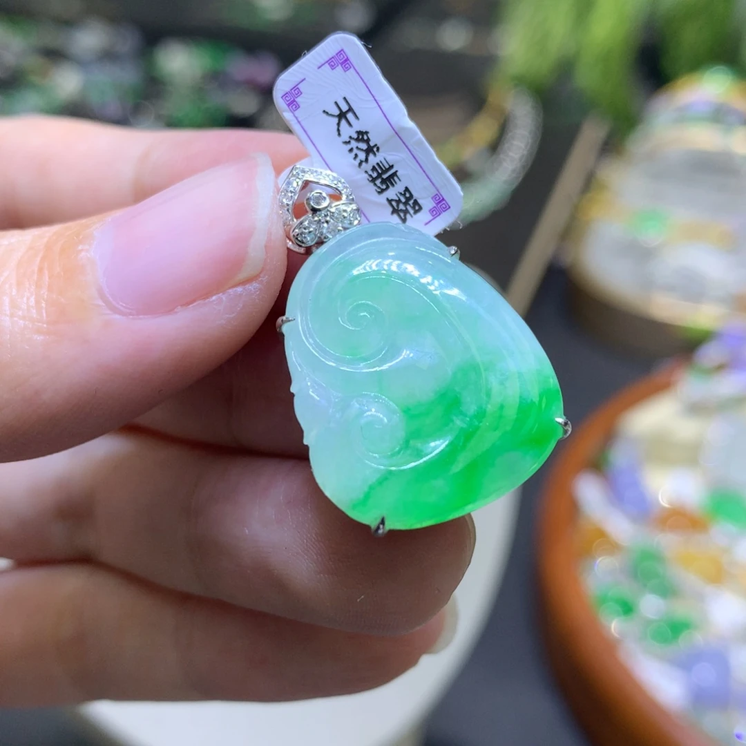 颈饰18K金镶嵌翡翠