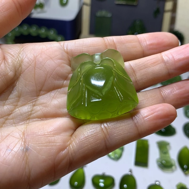 岫玉未镶嵌颈饰吊坠