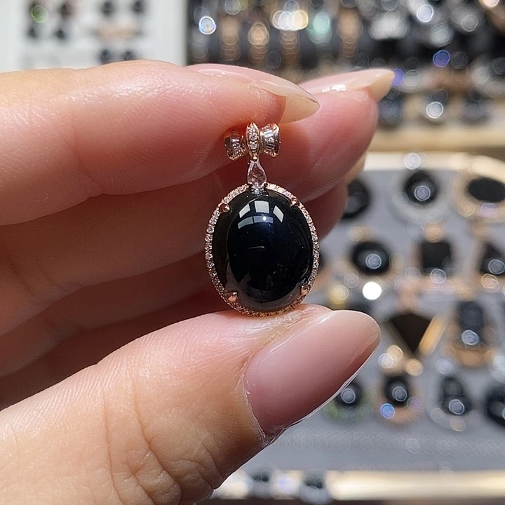 翡翠18K金镶嵌颈饰凉*°缅甸翡翠