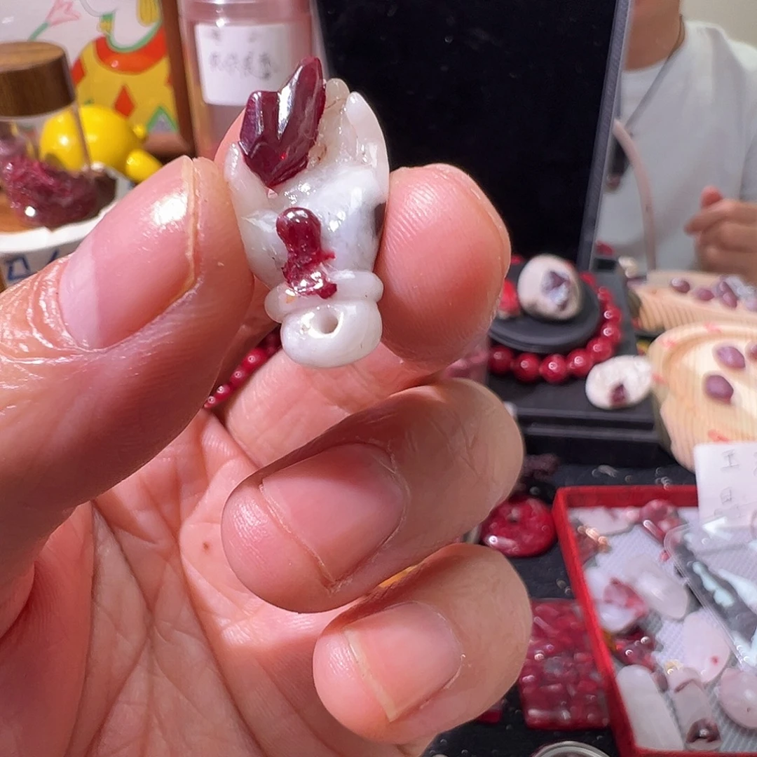 天然辰砂朱砂吊坠佛手