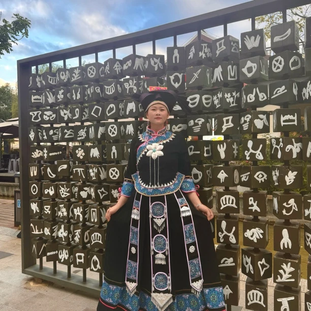 壮族服装女装，绣花，飘带，帽子，民族服饰，成人款，三月三舞蹈服