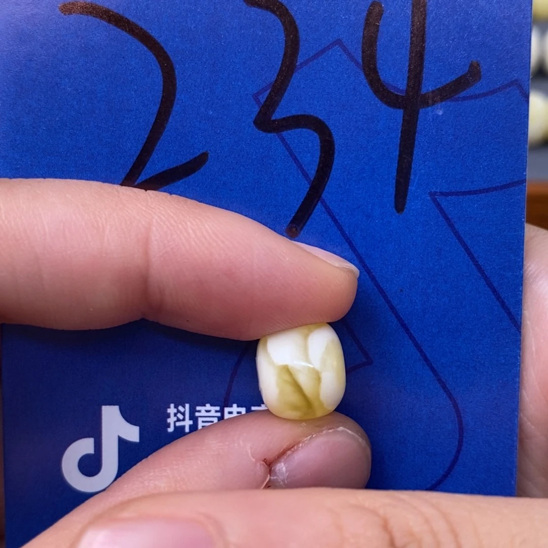 未镶嵌蜜蜡裸石啊****蜜蜡