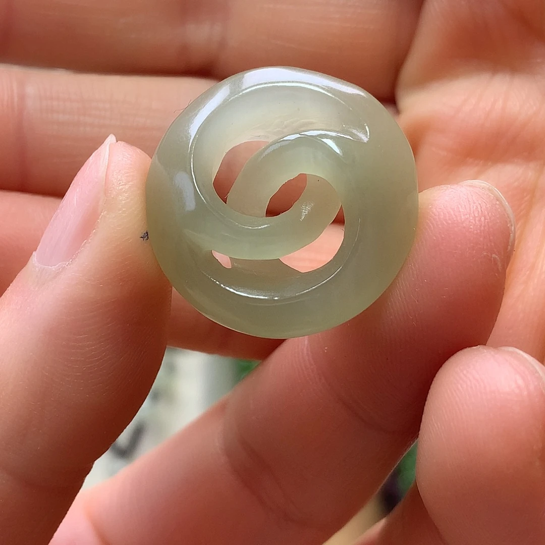 熙***颜和田玉未镶嵌颈饰