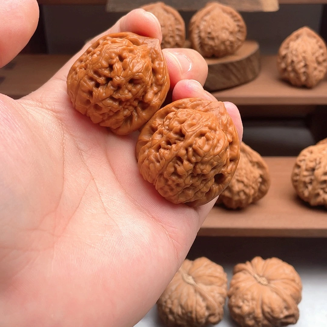 懒***觉文玩核桃吊坠金字塔