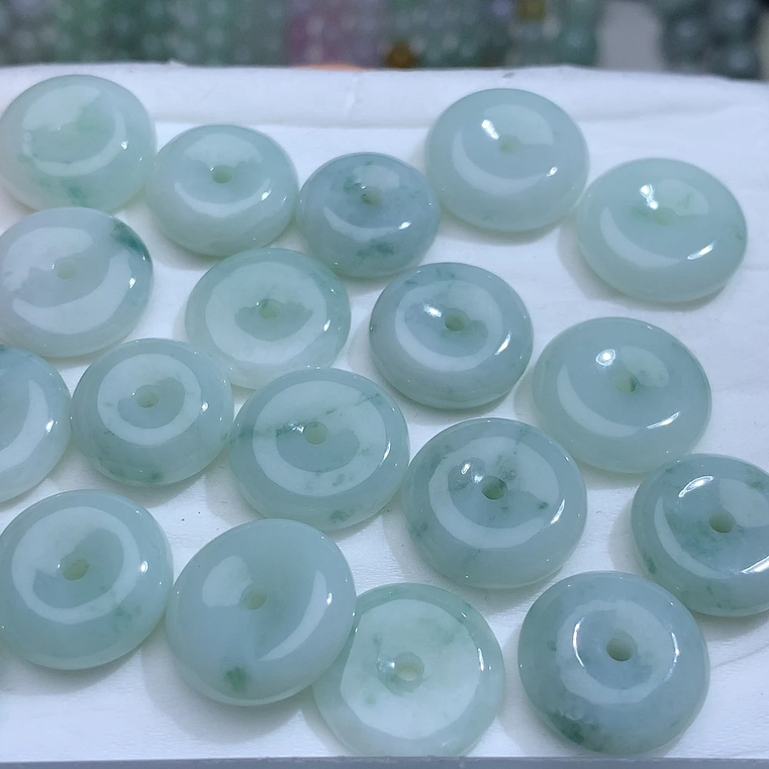 翡翠未镶嵌颈饰。发其中一个！