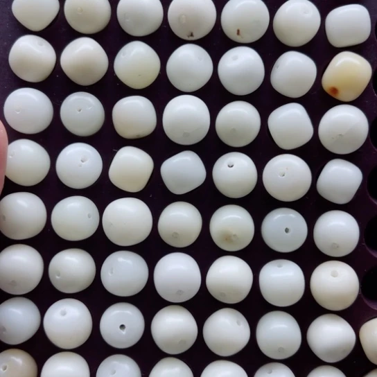 吊坠白玉菩提瑕疵13-11白玉桶珠70颗