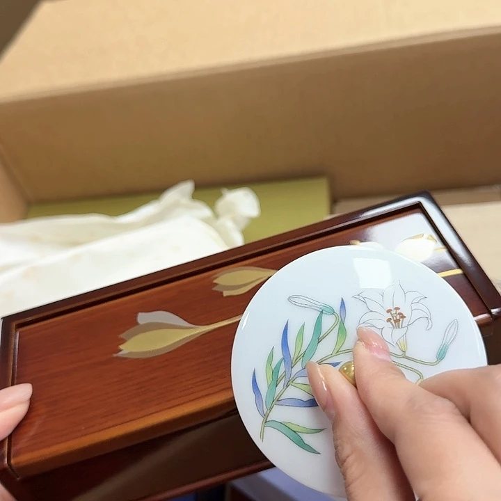 春***?瓷器。 瓷器。