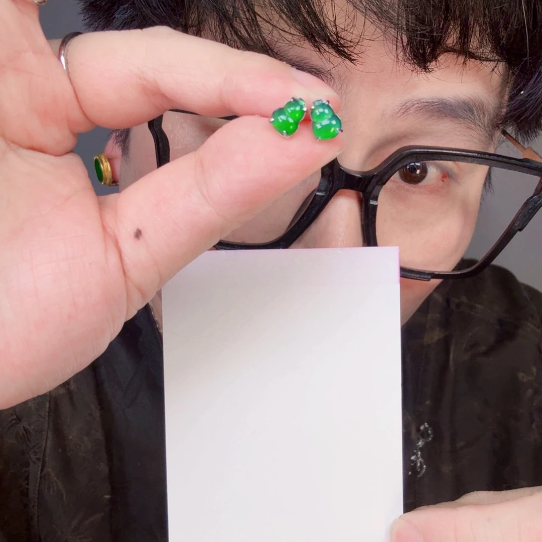 翡翠未镶嵌颈饰一对