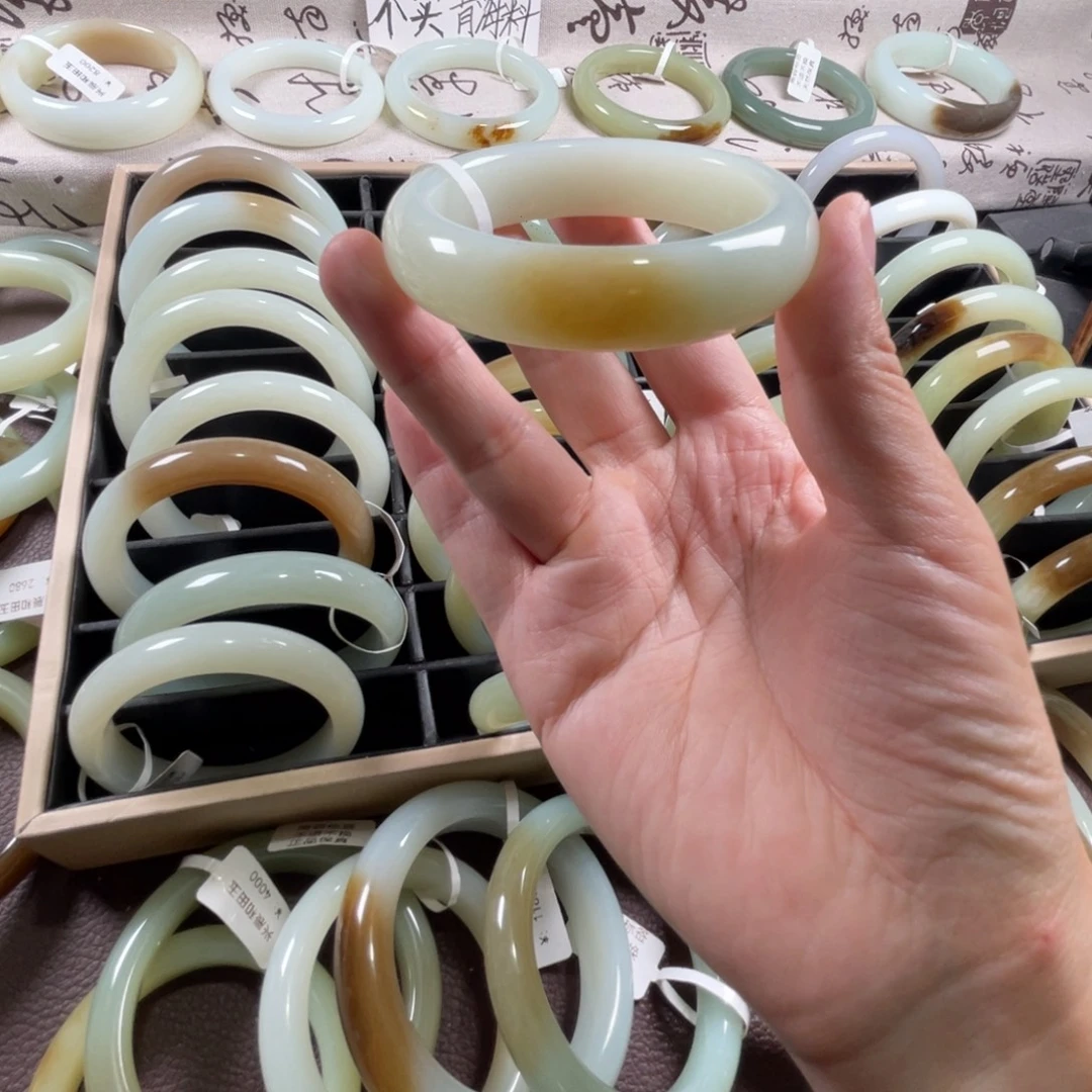 和田玉未镶嵌手镯