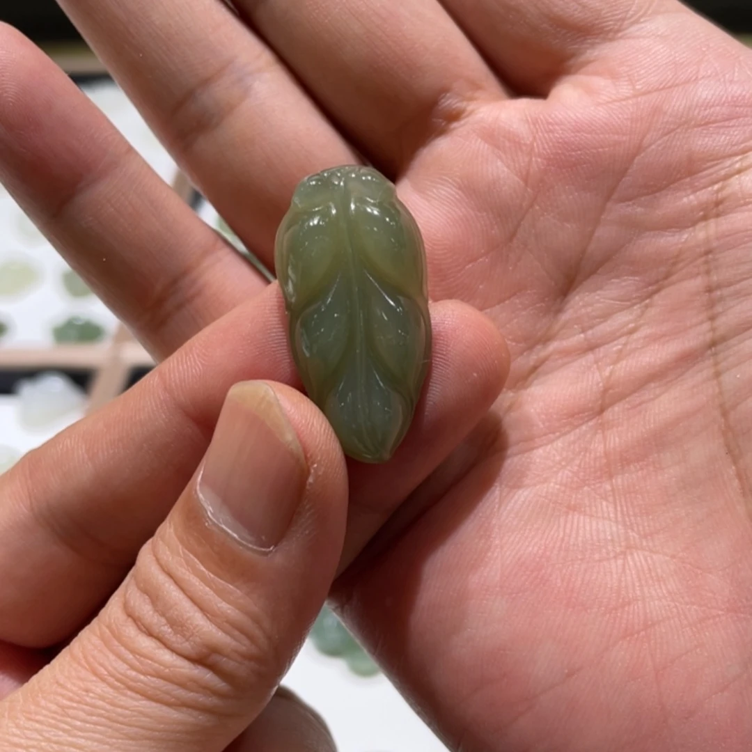 和田玉未镶嵌颈饰叶子