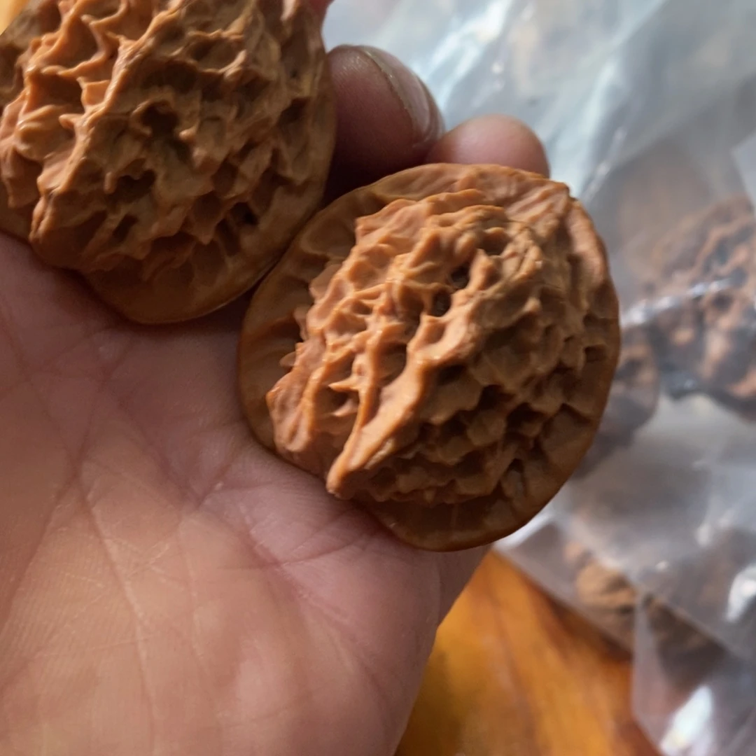 秦岭南侧和东北的山脉