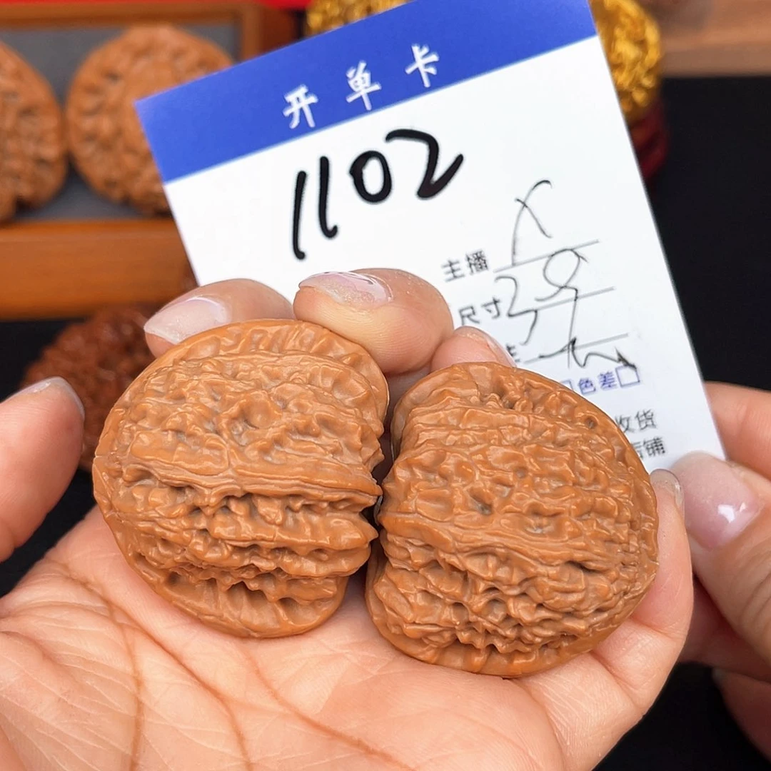 文玩核桃吊坠?三角白39尺。 1102