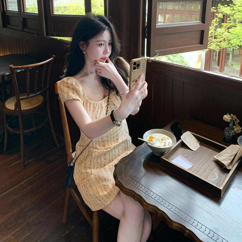 A335夏季穿搭法式高级感黄色碎花连衣裙女装减龄收腰显瘦气质短裙