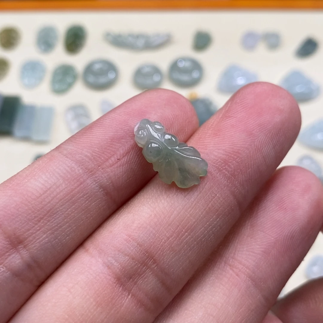 翡翠未镶嵌颈饰金鱼