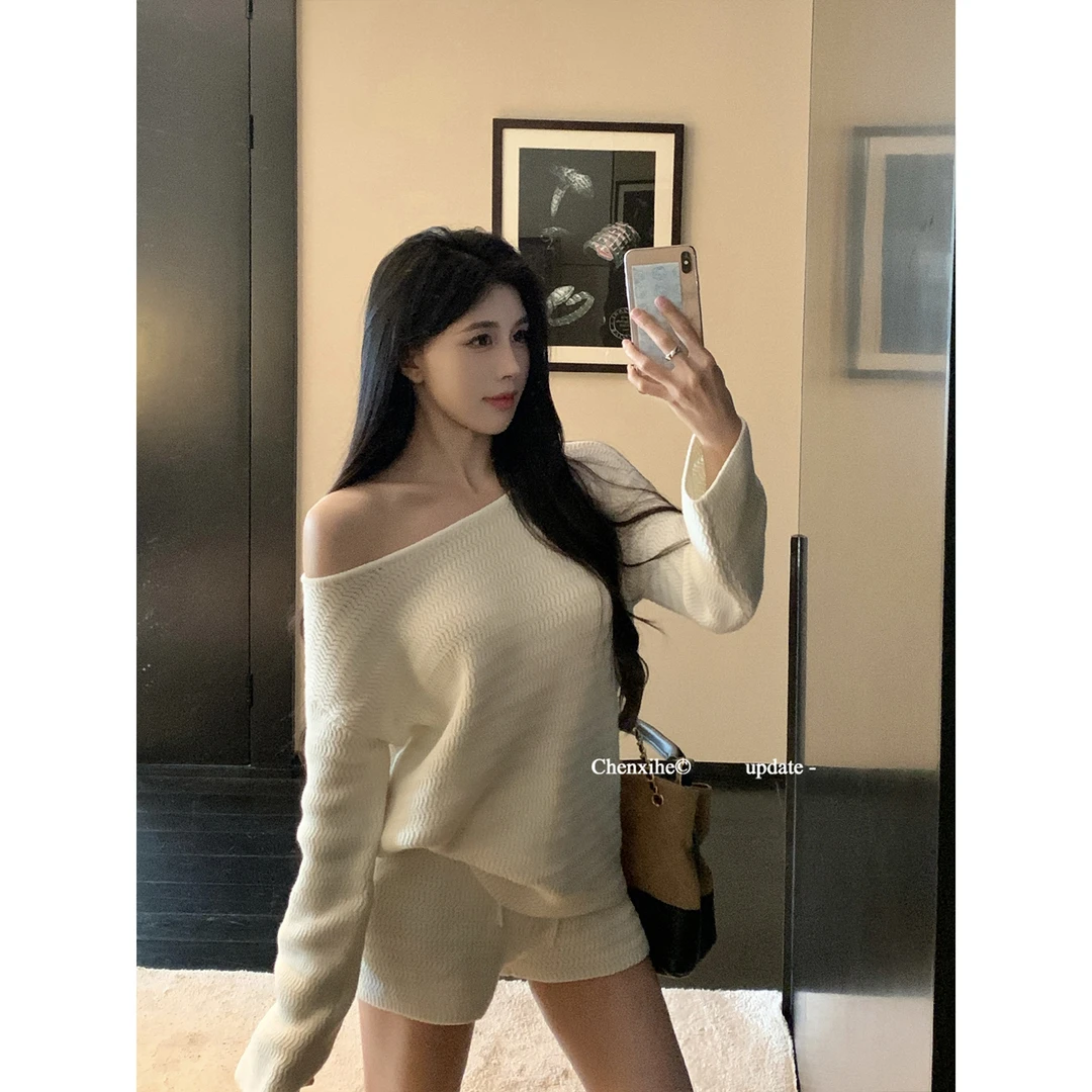 何晨曦 波浪纹肌理感白色套装斜肩长袖毛衣系带直筒短裤 T1143A