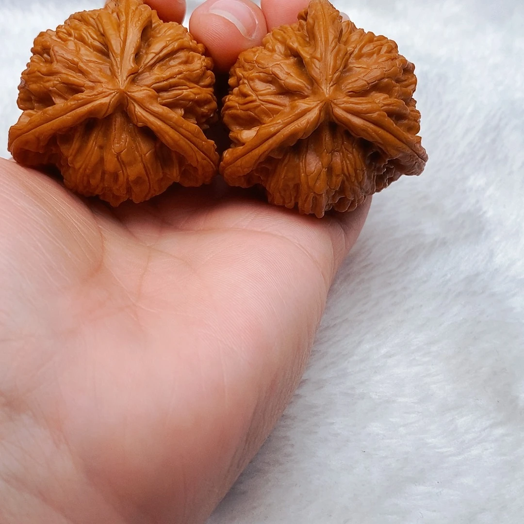 大***界文玩核桃吊坠三棱