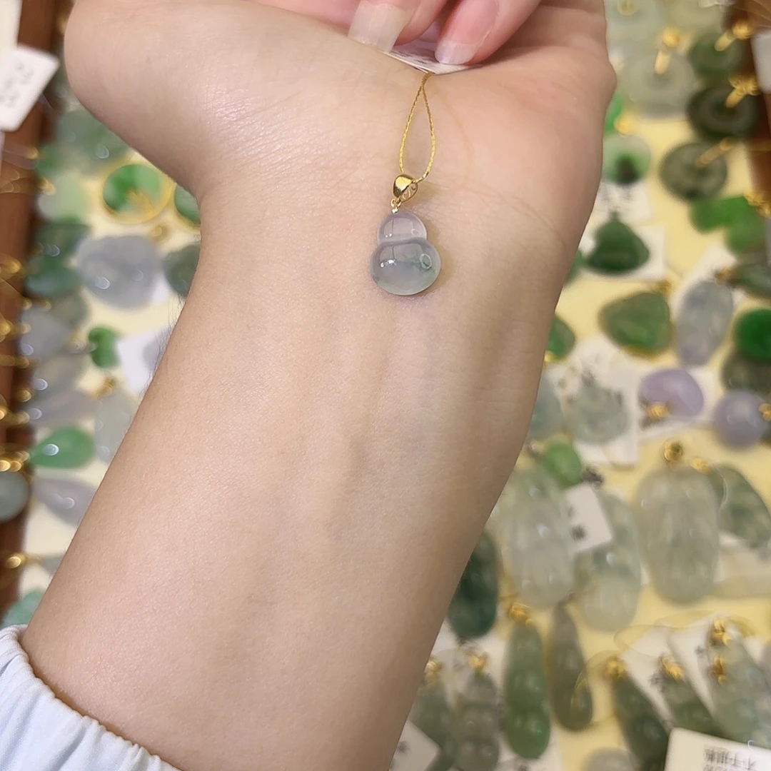 翡翠18K金镶嵌颈饰葫芦