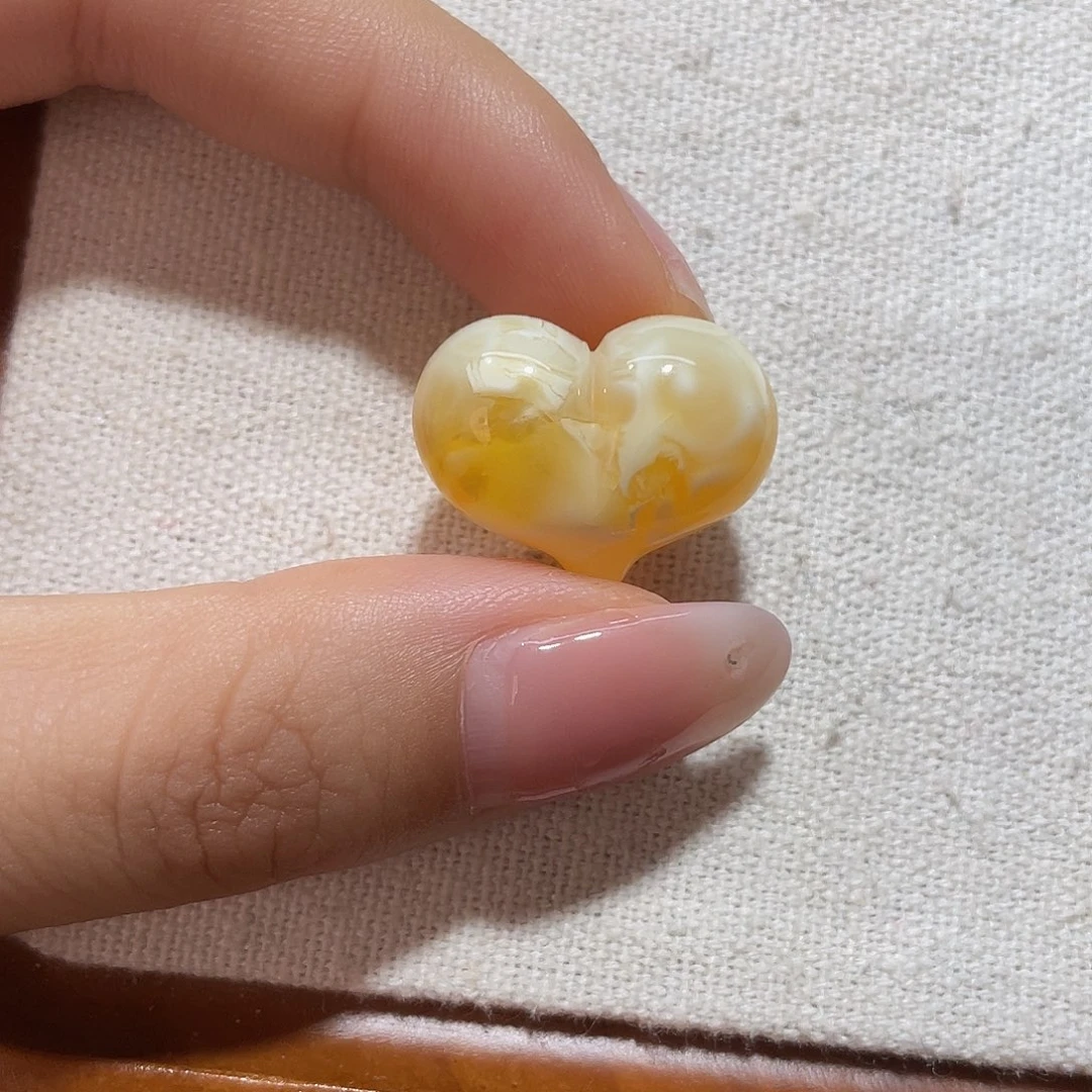 琥珀未镶嵌裸石屁桃