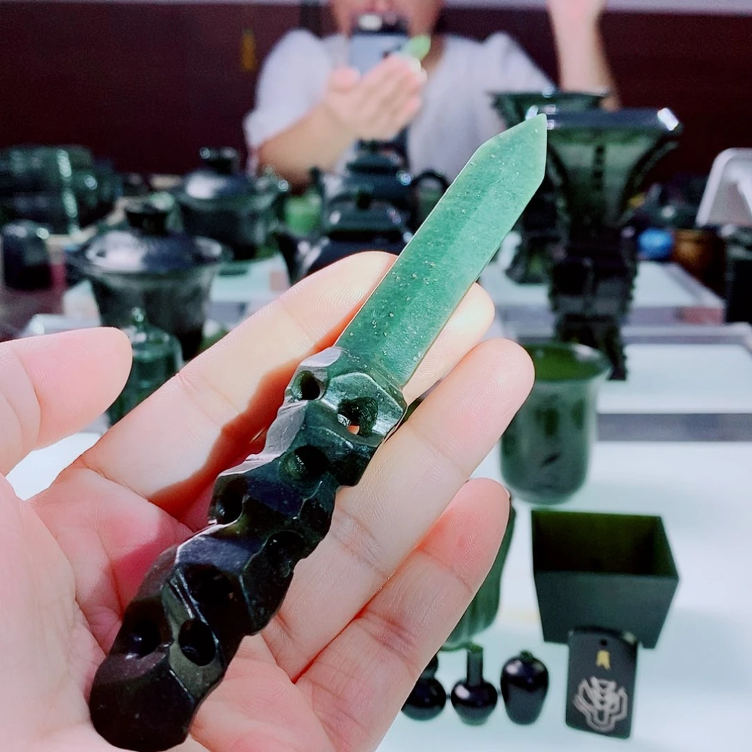 未镶嵌和田玉（青玉）摆件
