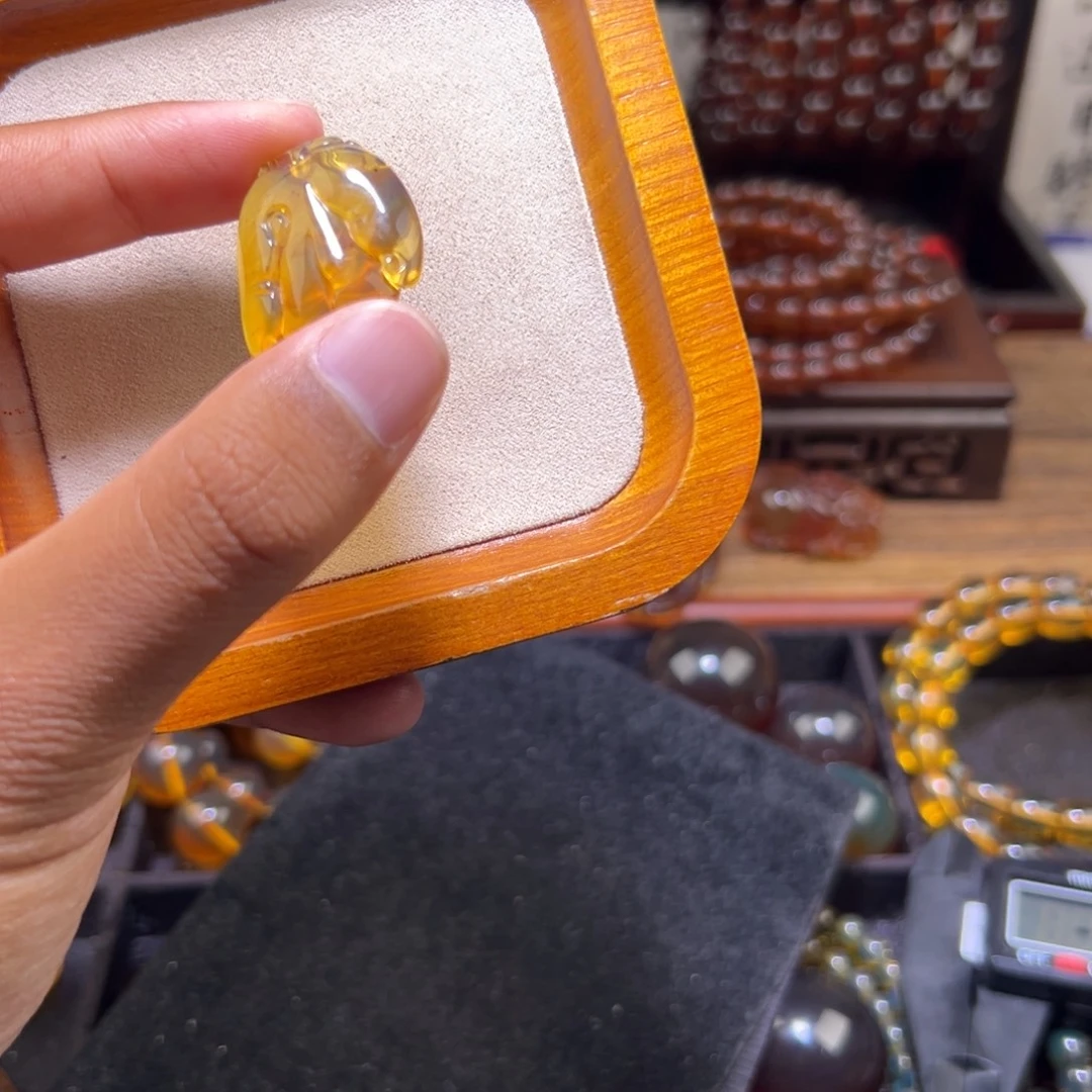 琥珀未镶嵌颈饰佛手瓜