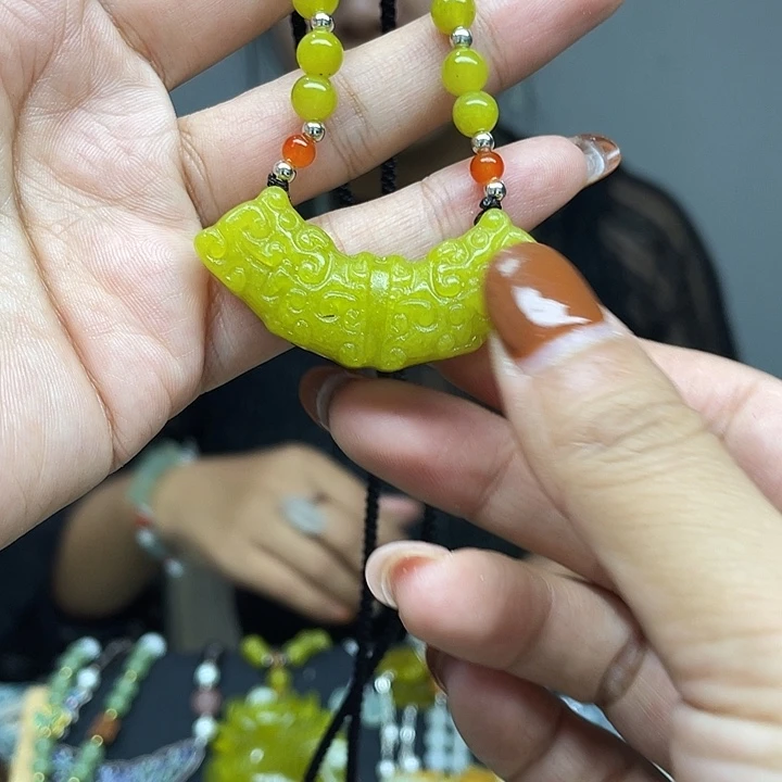 蛇纹石玉未镶嵌颈饰