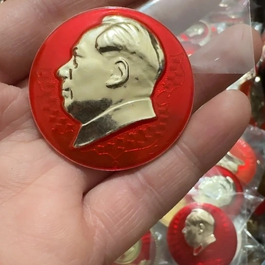 虫***二其他普通金属圆形红色人物像章