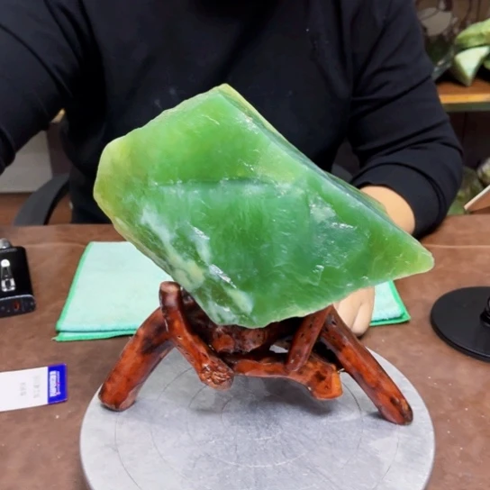 未镶嵌蛇纹石玉原石时**肥