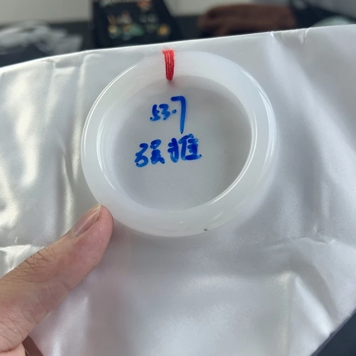 翡翠手镯未镶嵌翡翠手镯